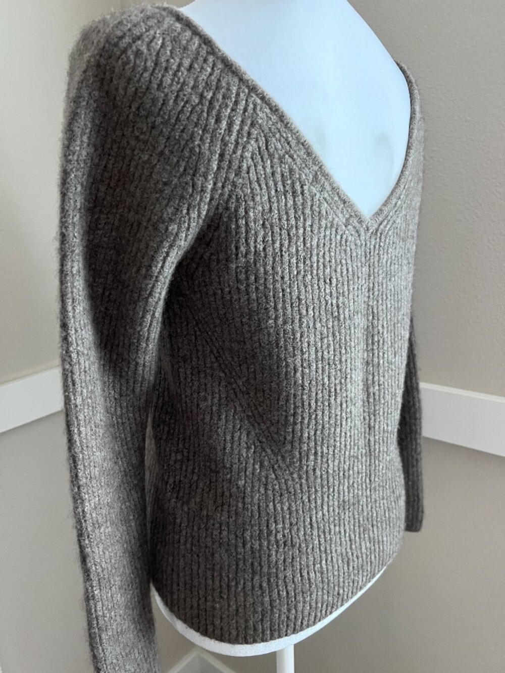 Banana Republic Taupe Ribbed Wide V-Neck Wool Blend Sweater - Size Med - Picture 3 of 6